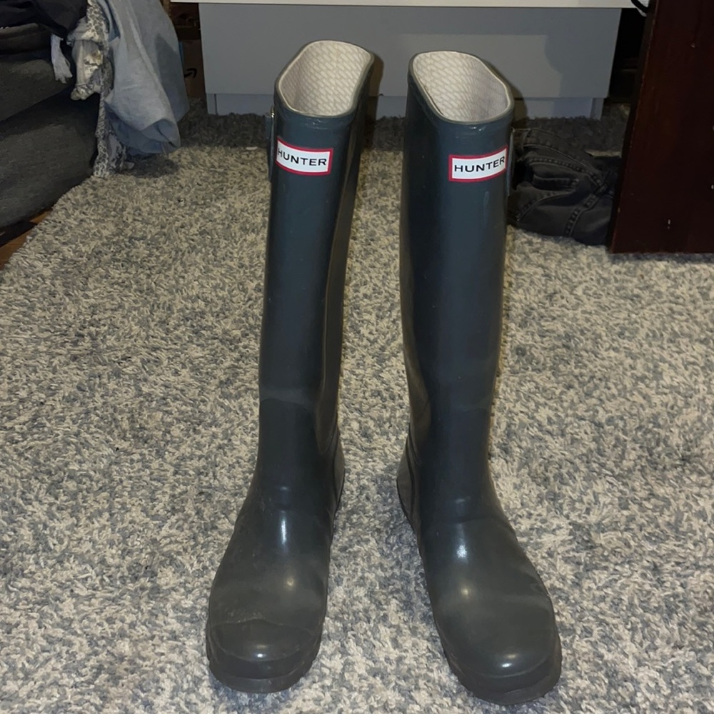 Near perfect condition tall Hunter rain boots